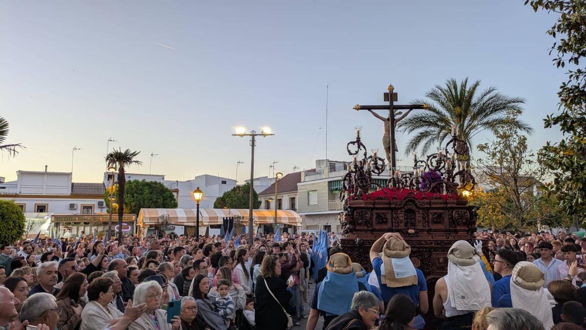 Una multitud se agolpa para ver salir al Cristo de la Salud de Palma del Río en la tarde del Miércoles Santo.