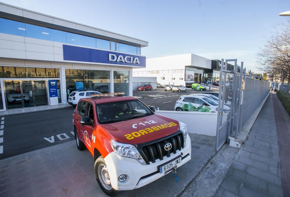 Seis intoxicados en un incendio en un concesionario de coches de Alicante.