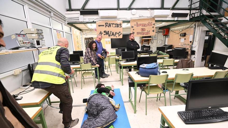 Cincuenta profesores se encierran en un instituto de Elche para presionar por las mejoras laborales en la escuela pública