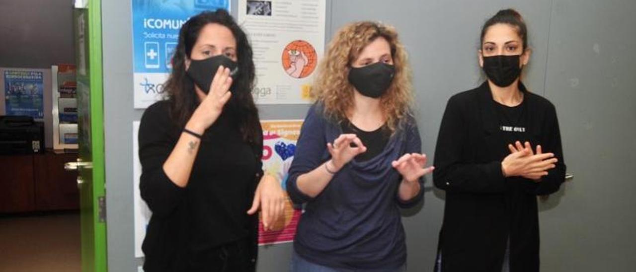 Las intérpretes, Ana Belén y Laura, junto a la presidenta de XOGA, María Jesús (centro).   | // RAFA VÁZQUEZ