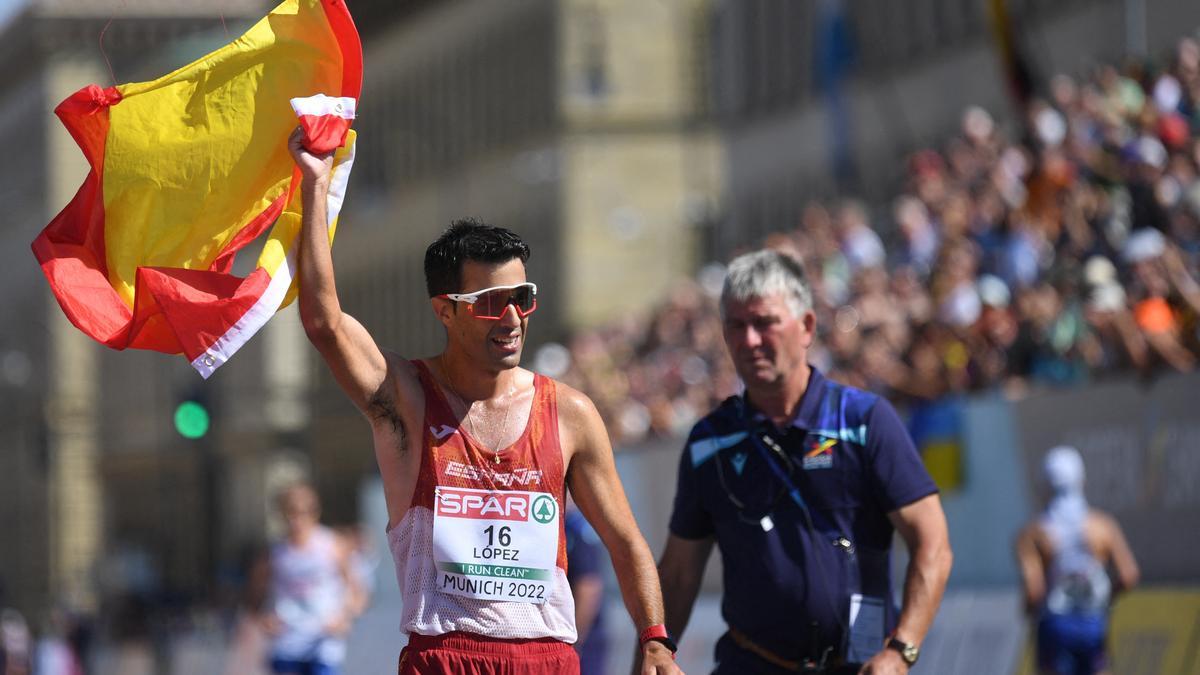 Miguel Ángel López Nicolás, con la bandera de España en las manos en el momento de cruzar la meta