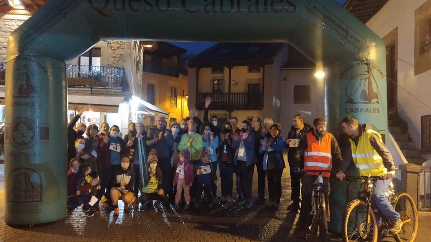 La San Silvestre solidaria de Arenas de Cabrales recauda 4.000 euros para La Palma