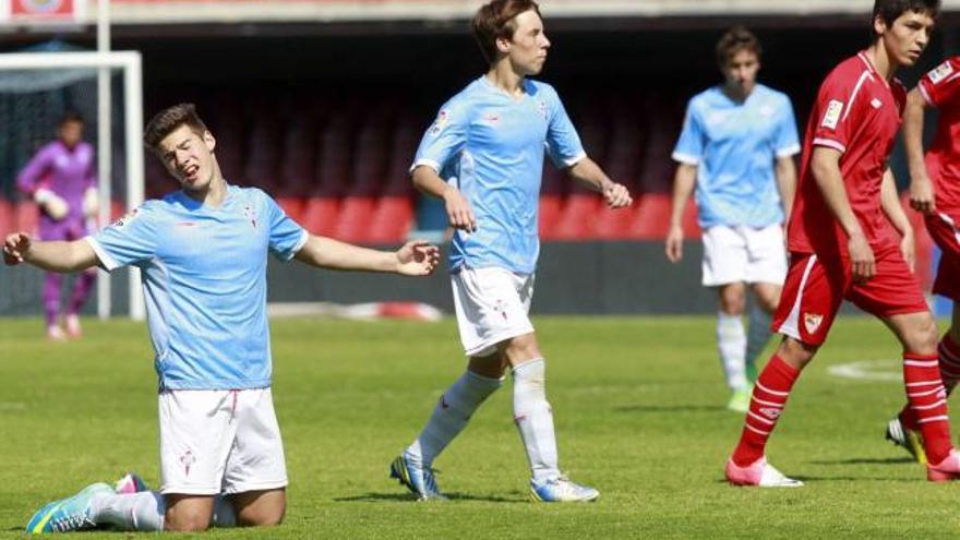 Santi Mina se queja de una falta no señalada por el árbitro en presencia de Yelko Pino durante la final de la Copa de Campeones disputada ayer ante el Sevilla en Balaídos. // Lores