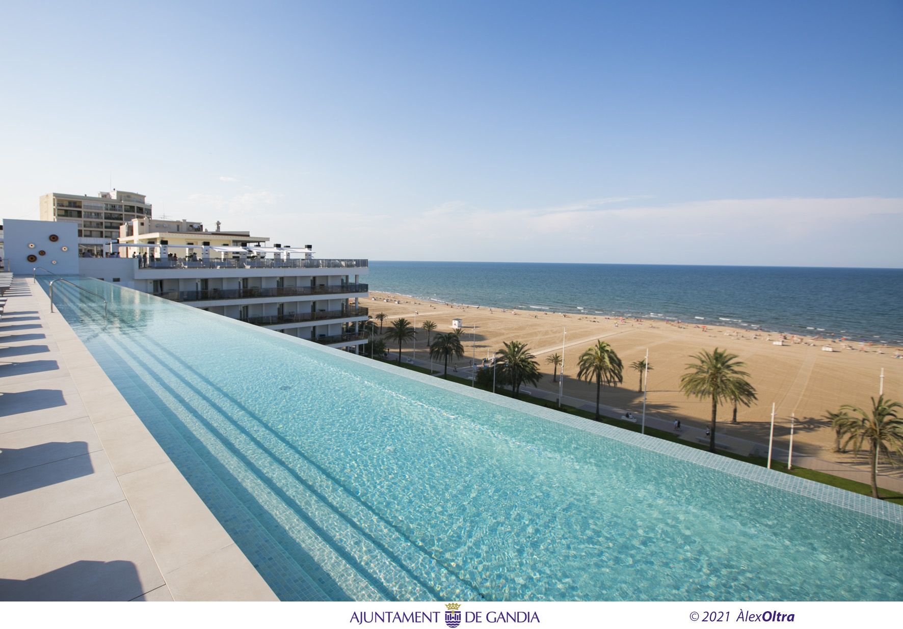 La nueva piscina 'infinity' en la azotea del hotel Bayrén de Gandia