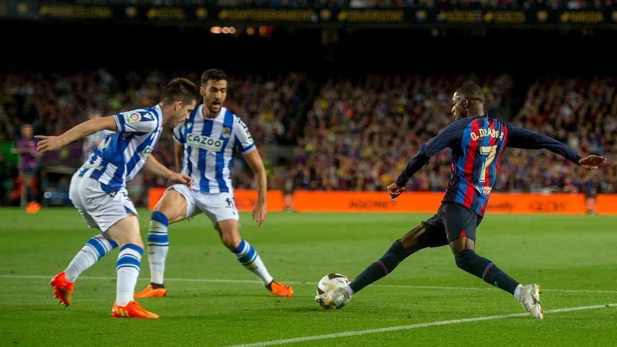 Dembélé inicia una jugada de ataque ante la Real Sociedad en el Camp Nou.