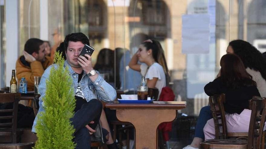 Coruñeses en terrazas de la ciudad después de su reapertura.