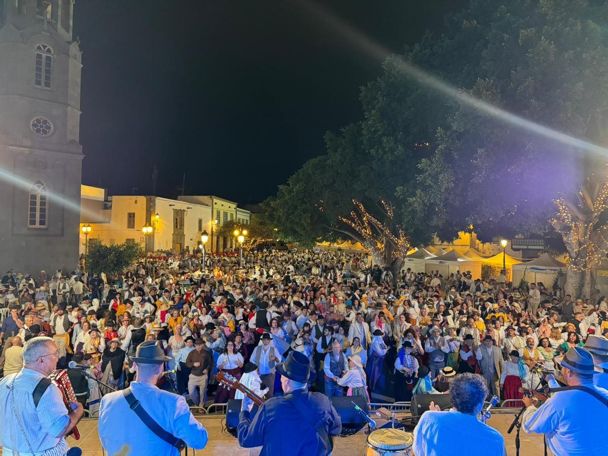 Tenderete en la plaza de San Juan de Telde por el Día de Canarias
