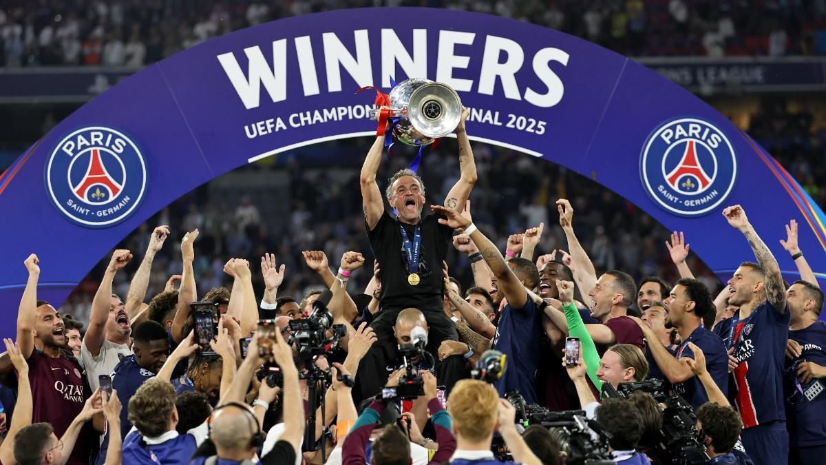 Luis Enrique levanta el trofeo de la Champions League