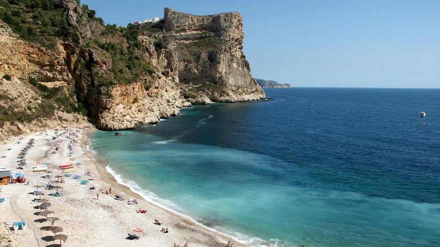 La cala Moraig, en El Poble Nou de Benitatxell, con bandera azul.