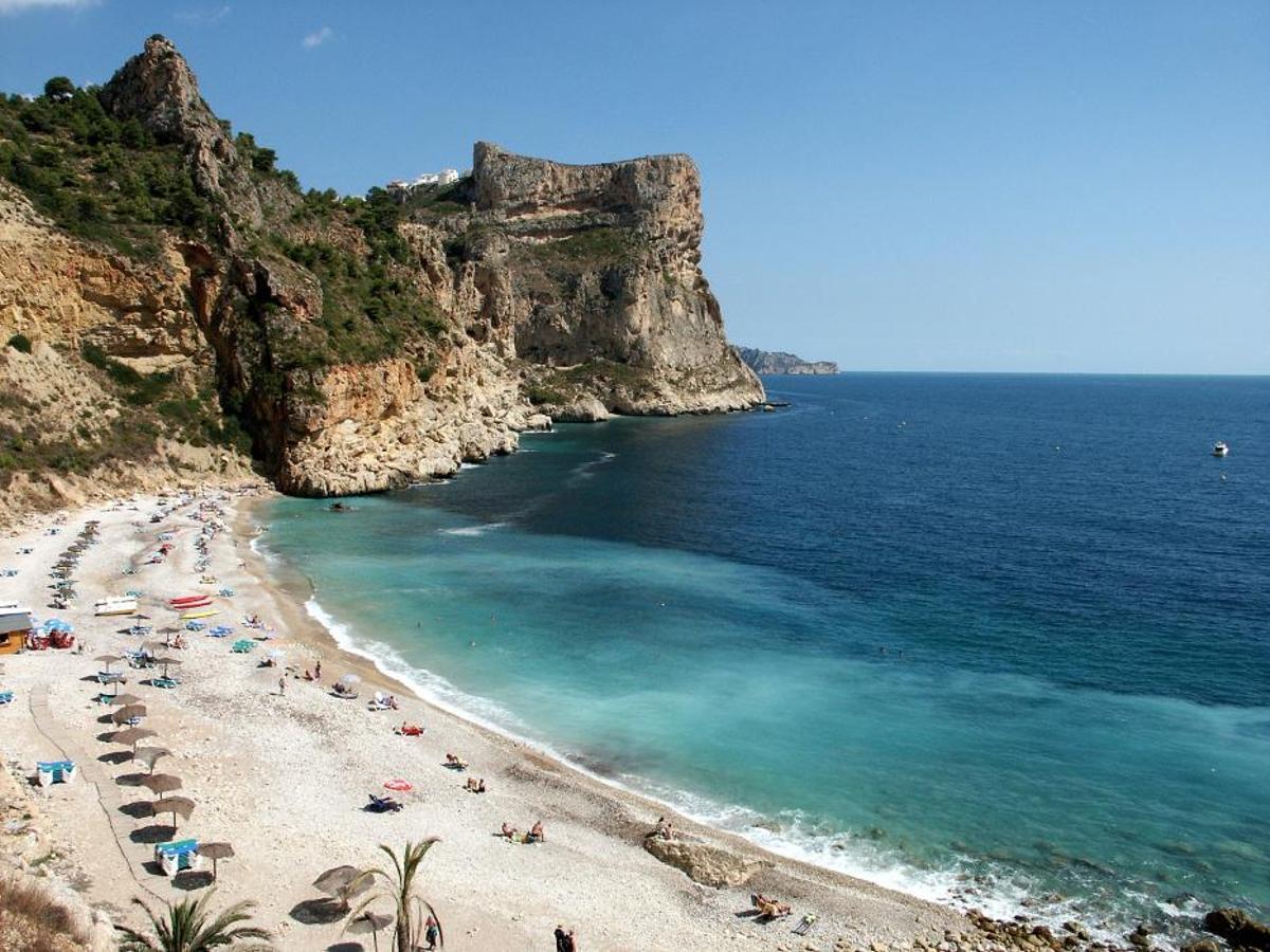 La cala Moraig, en El Poble Nou de Benitatxell, con bandera azul.