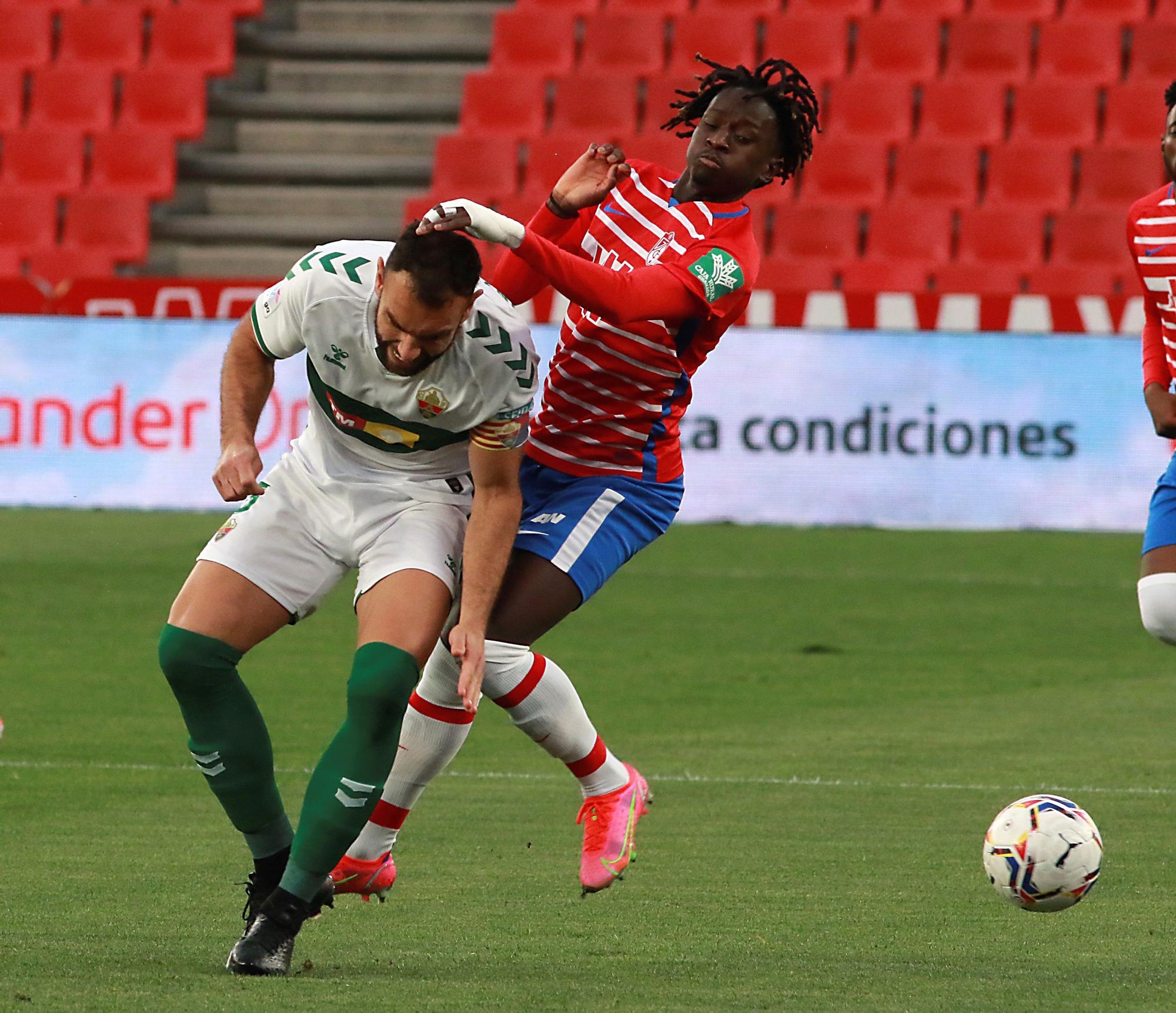 Granada - Elche: El Elche deja pasar el tren (2-1)