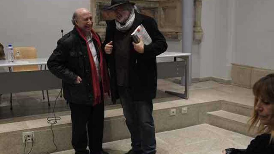 José María Pérez &quot;Peridis&quot; charla instantes antes de su presentación en la Biblioteca.