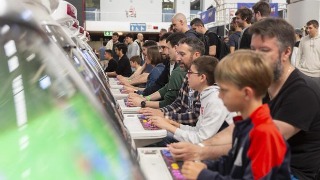 Hilera de arcades durante la edición del año pasado de RetroBarcelona.