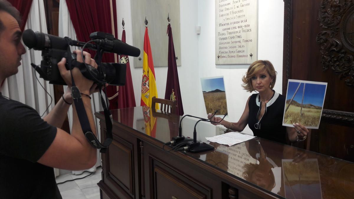 La edil popular María Belén Pérez mostraba fotografías del lugar donde se ha producido el último robo, este martes.