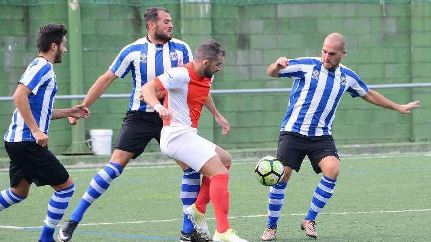 Un lance del encuentro de ayer en San Amaro. // Gonzalo Núñez