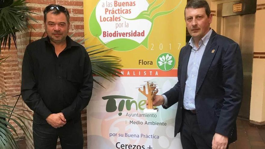 Pablo Osendi, técnico del Ayuntamiento de Tineo, y el alcalde, José Ramón Feito, en la recogida del premio.