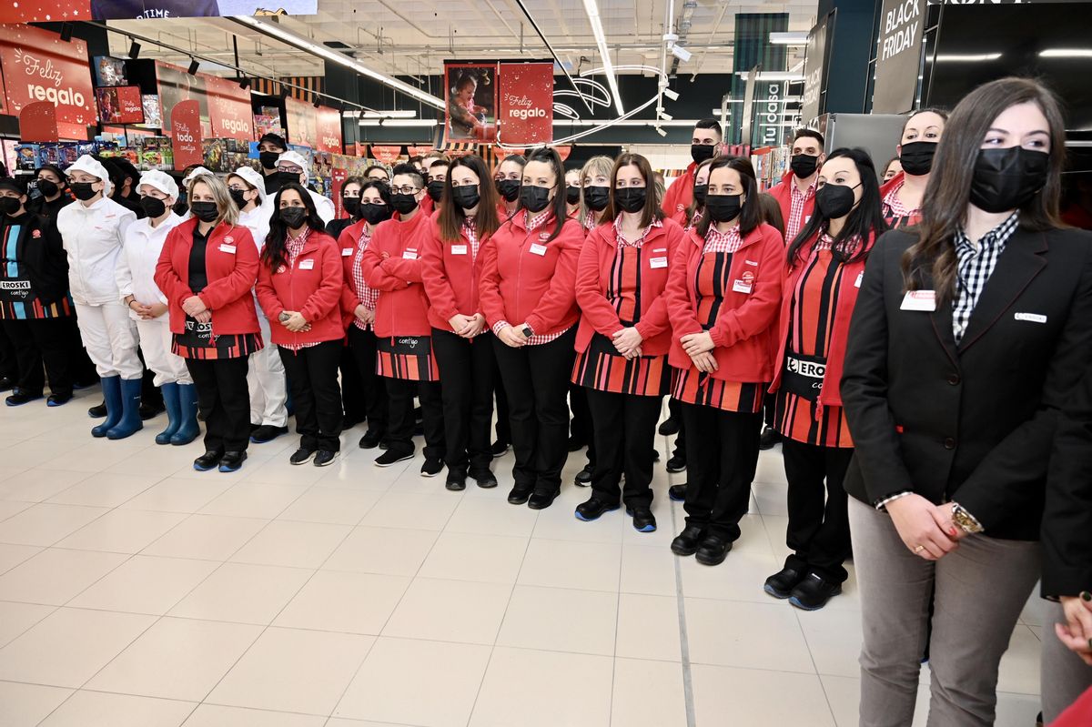 Parte de los 72 trabajadores que estuvieron en el acto oficial de inauguración.