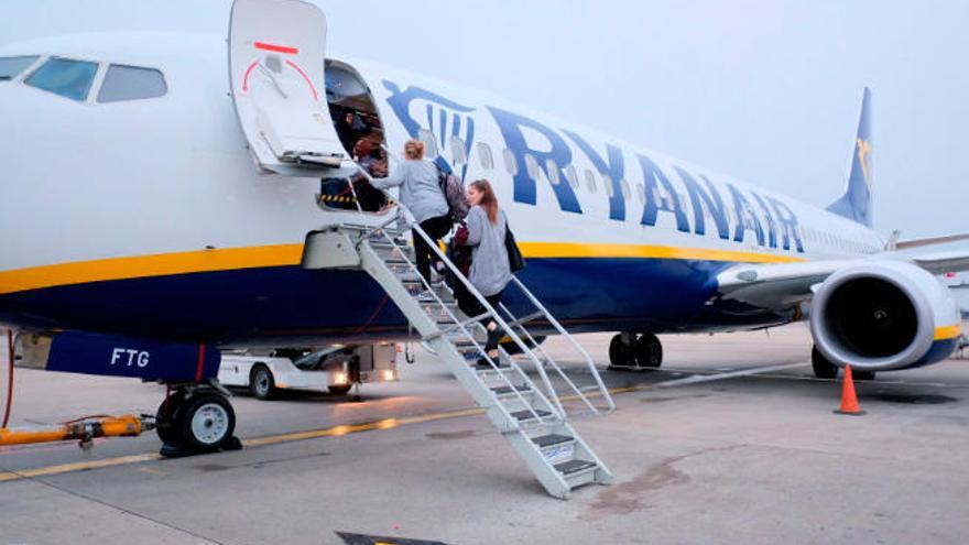 Pasajeros se montan en un avión de Ryanair.