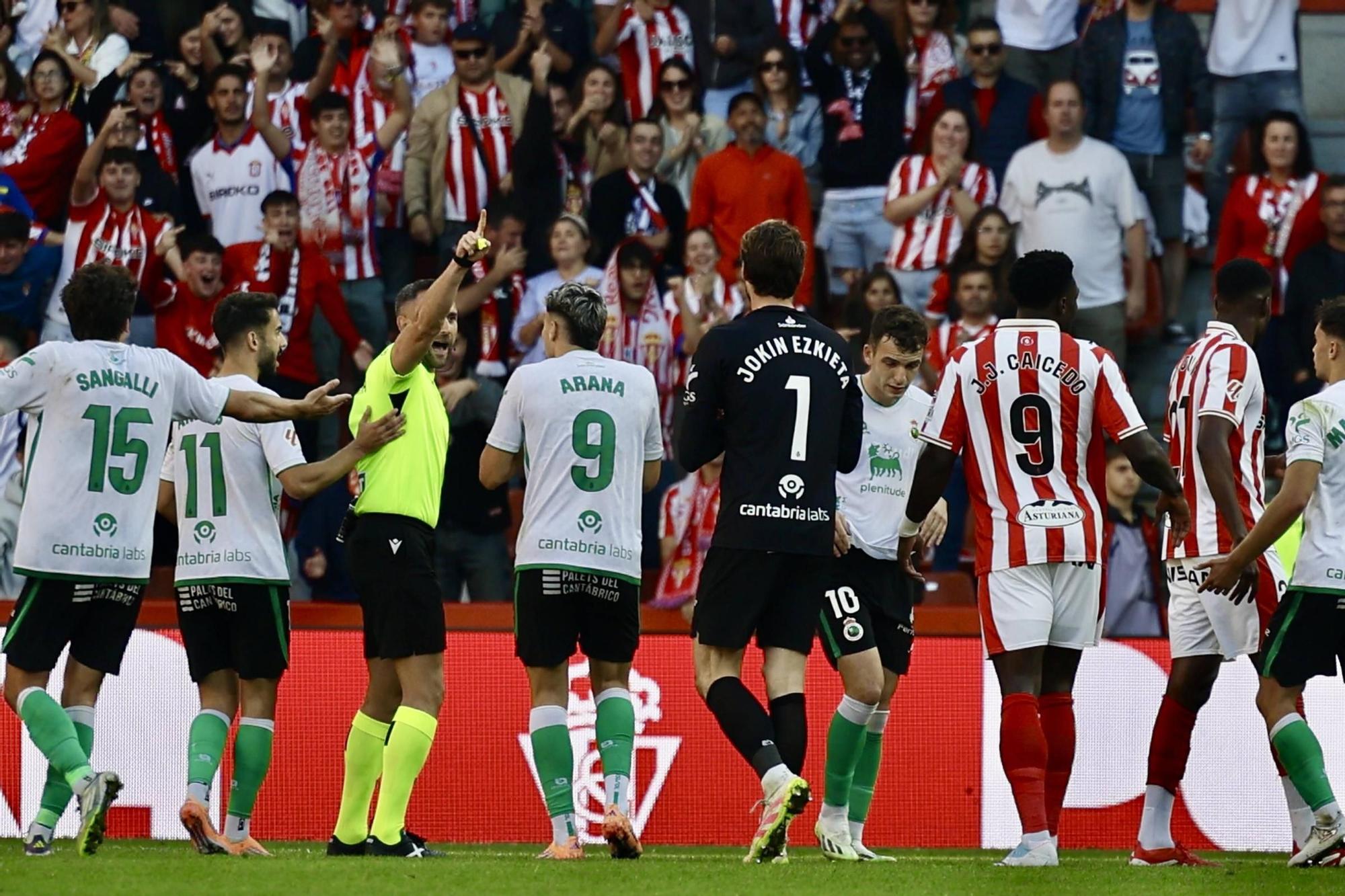 EN IMÁGENES: El partido del Sporting- Racing de Santander en El Molinón