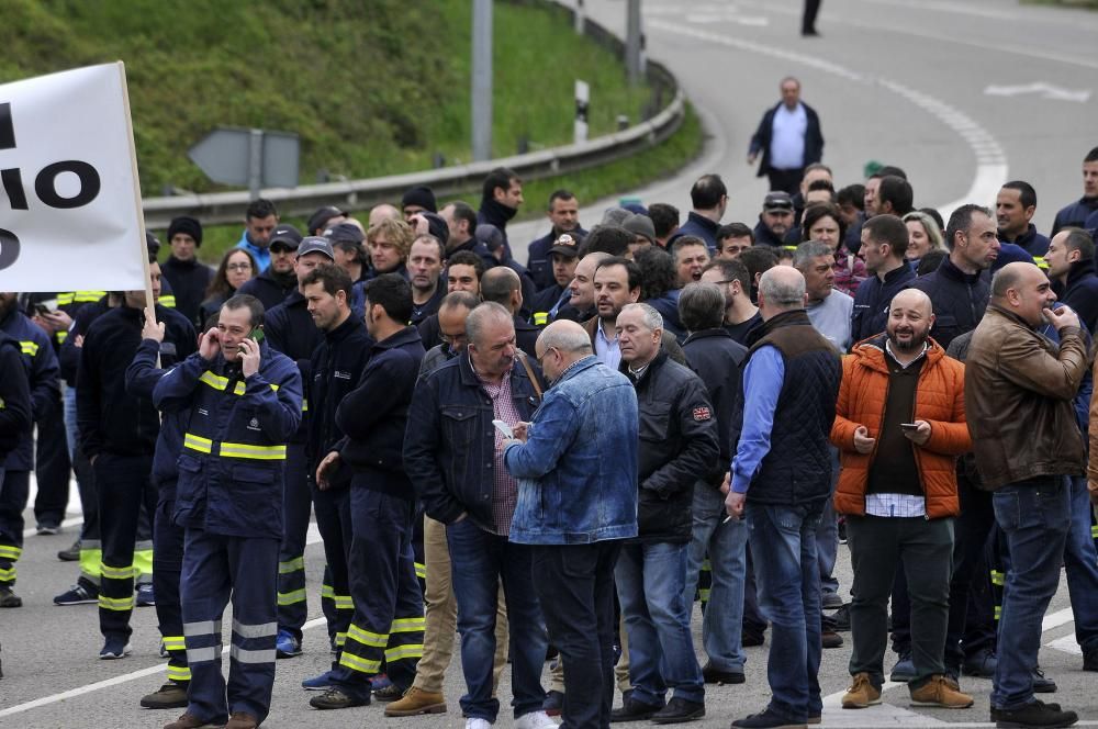 Los trabajadores de Thyssenkrupp en Mieres cortan la carretera