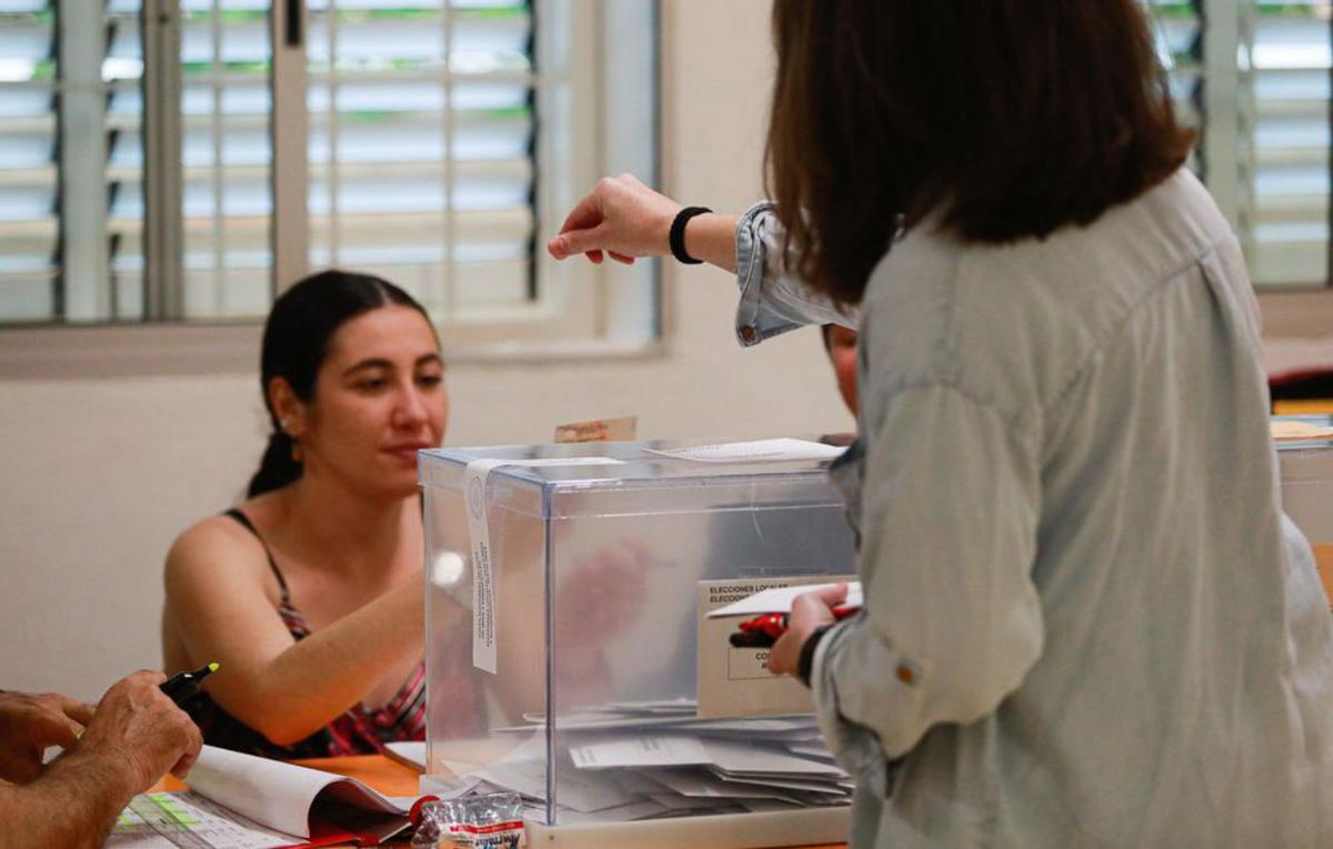 Una mujer vota en Santa Eulària. | TONI ESCOBAR