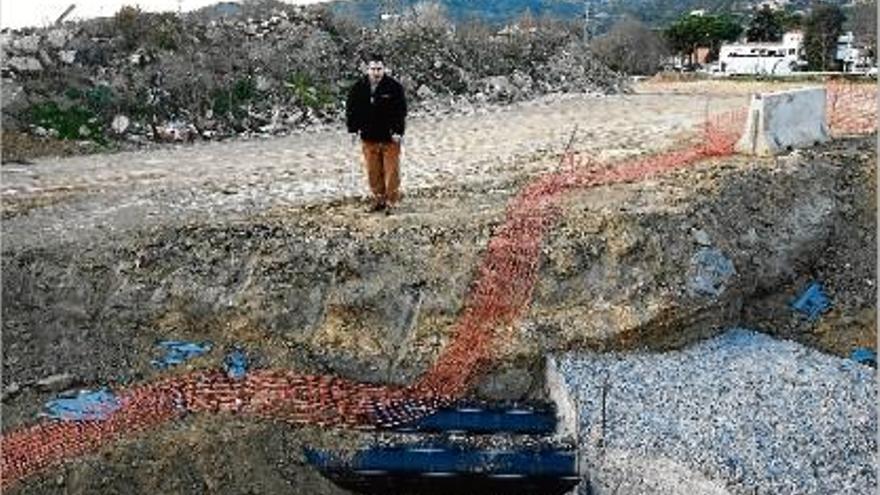 Adrià Rotllan, en la parcel·la ocupada, amb la canalització soterrada al primer pla i les terres, al fons.