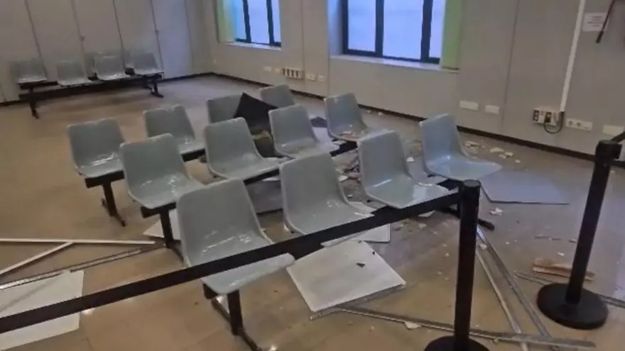 Reubicados los trabajadores de la oficina de la Seguridad Social de la Serreta por la caída del techo