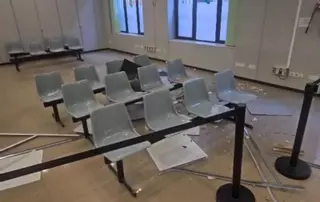 Reubicados los trabajadores de la oficina de la Seguridad Social de la Serreta por la caída del techo