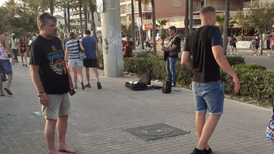 Residentes en Platja de Palma denuncian que músicos callejeros incumplen la normativa