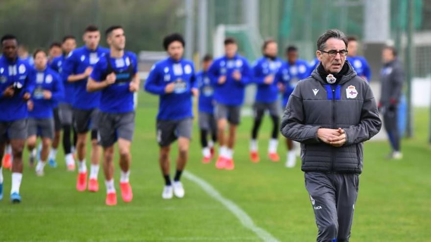 Fernando Vázquez, con los jugadores al fondo, durante un entrenamiento en Abegondo.