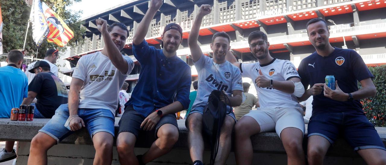 Así fue la vacunación a las puertas de Mestalla antes del partido entre el Valencia y el Madrid