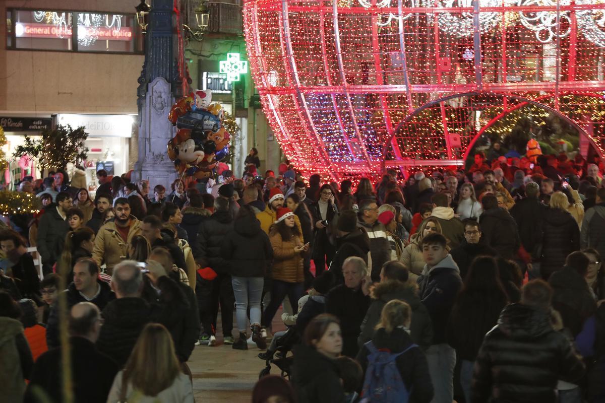 Visitantes de las luces de Navidad junto a La Farola de Urzáiz