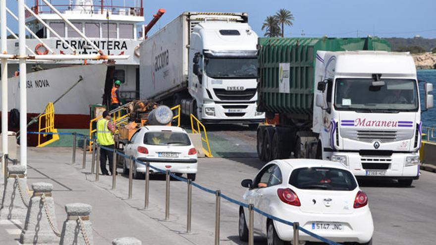 El tráfico de pasajeros y carga se dispara en el puerto de Vila con subidas  de más del 15% - Diario de Ibiza