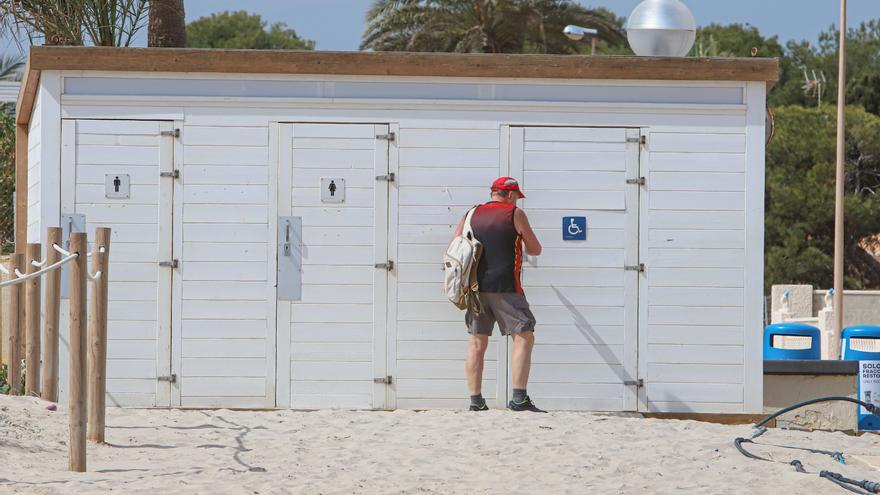 Usuarios de las playas de Orihuela piden que los aseos estén abiertos hasta noviembre como mínimo