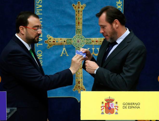 Adrián Barbón regala al ministro de Transporte la tarjeta CONECTA para viajar por Asturias: "Ahora tienes que recargarla"