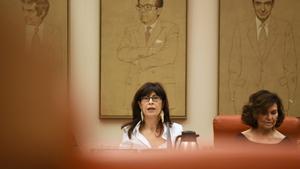 La ministra de Igualdad, Ana Redondo (i) y la diputada del PSOE y exvicepresidenta primera del Gobierno Carmen Calvo (d), durante la Comisión de Igualdad, en el Congreso de los Diputados, a 25 de enero de 2024, en Madrid (España).