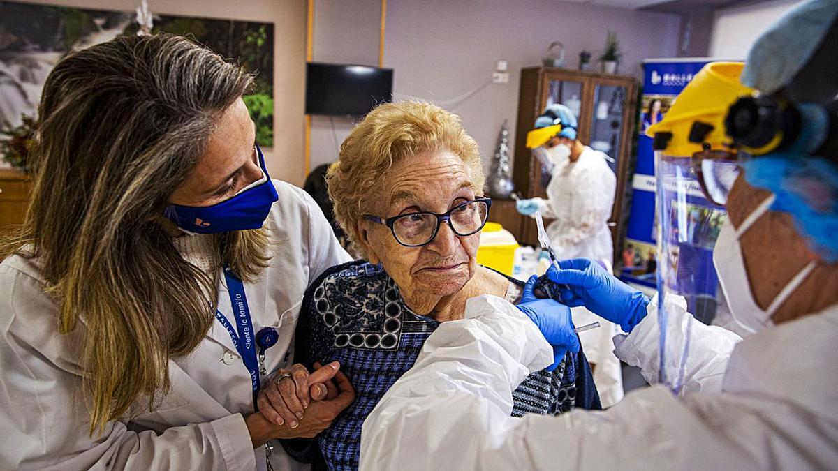 El proceso de vacunación en la residencia de San Juan se realizó ayer por la mañana. | RAFA ARJONES