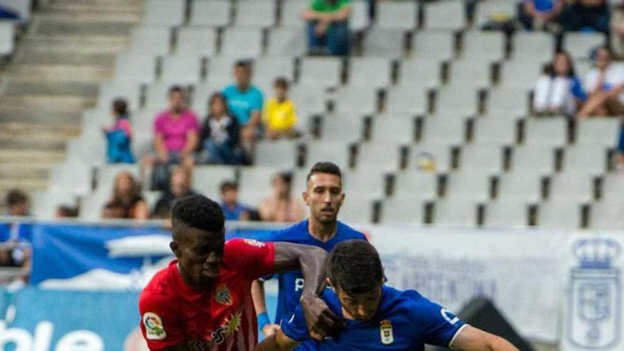 Nando controla el balón ante Azeez.