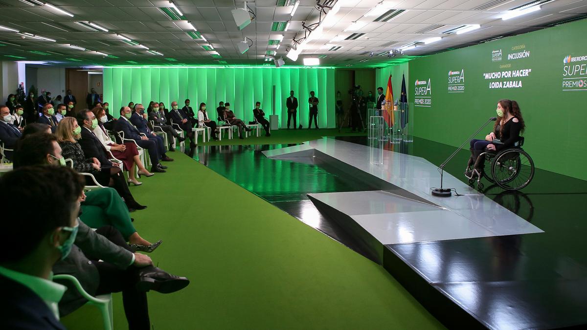 Loida Zabala, de 'Mucho por Hacer', recibiendo el Premio Iberdrola SuperA Inclusión