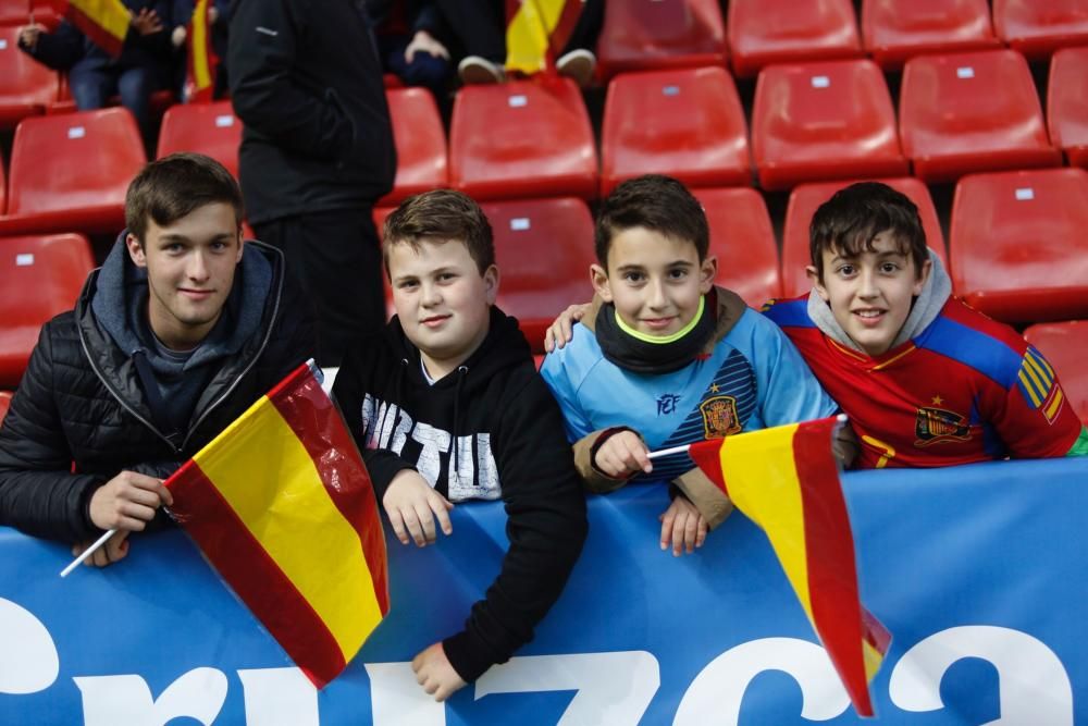 Aficionados en El Molinón durante el España-Israel