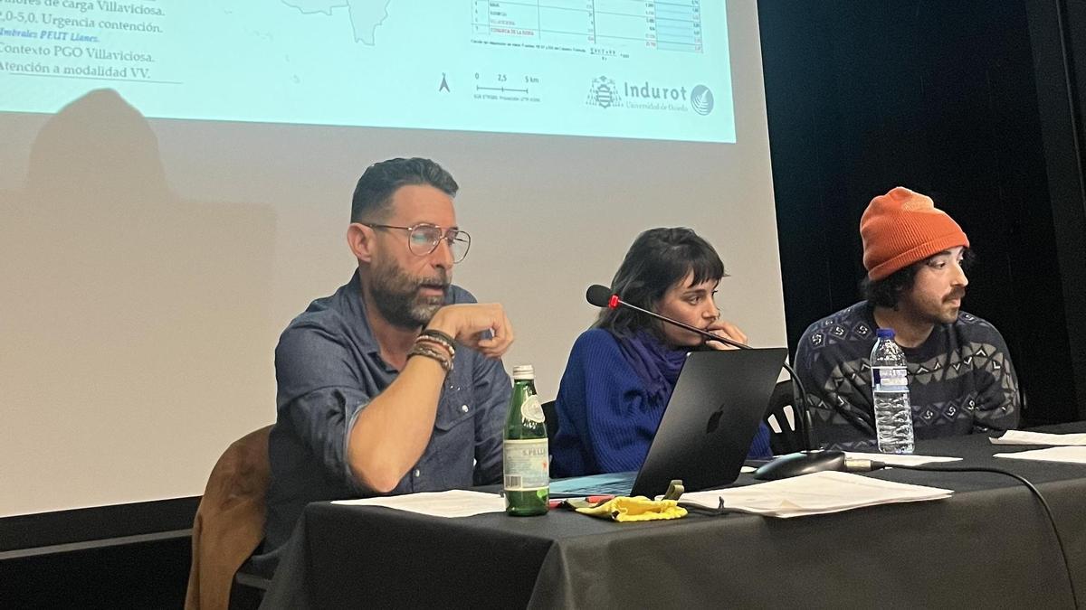 El ponente Sergio González Begega, dos miembros de la organización, durante su intervención en el Ateneo.
