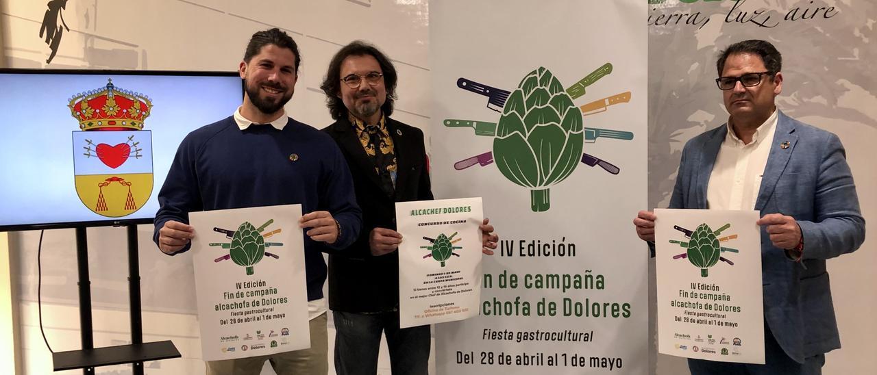 El alcalde de Dolores presenta las jornadas dedicadas a la alcachofa junto con los responsables de la nueva imagen corporativa y la música que acompaña el vídeo promocional