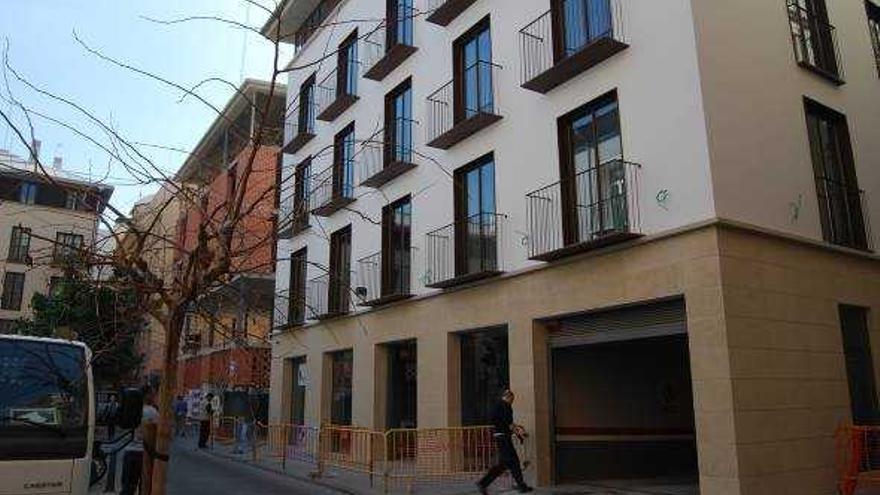 El nuevo hotel de la calle Linterna y los comercios de la zona exigen medidas contra la prostitución