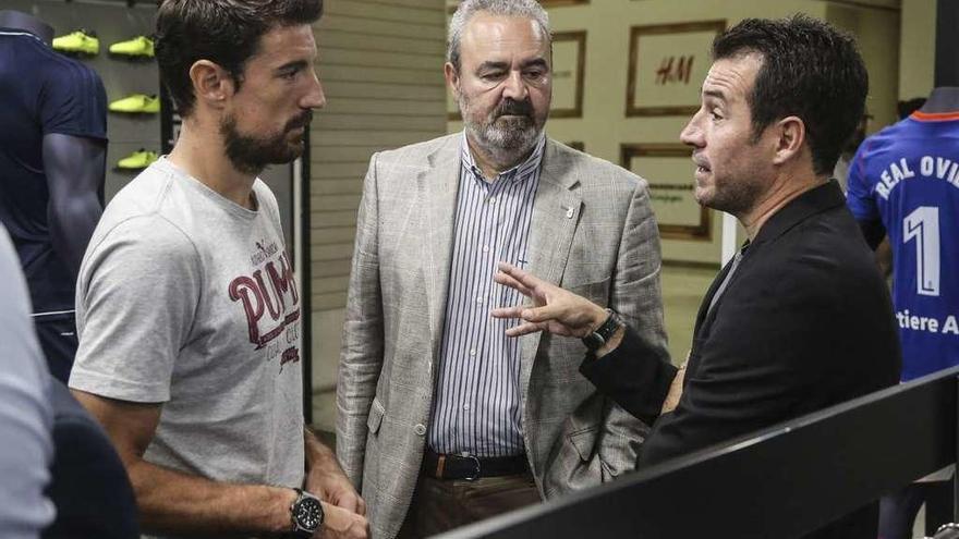 Por la izquierda, Toché, el vicepresidente Manuel Paredes y el asesor Joaquín del Olmo, ayer en la presentación del nuevo espacio para niños del Oviedo.