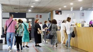Usuarios pidiendo cita en el centro de Salud Rosalía de Castro-Beiramar, en Vigo.