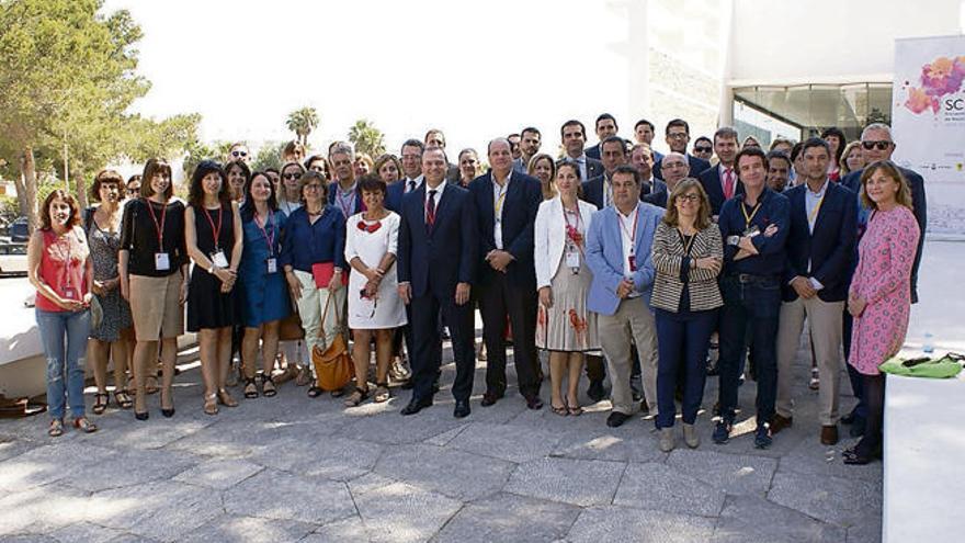 Foto de familia de la asamblea anual del Spain Convention Bureau, con el alcalde Augusto Hidalgo.