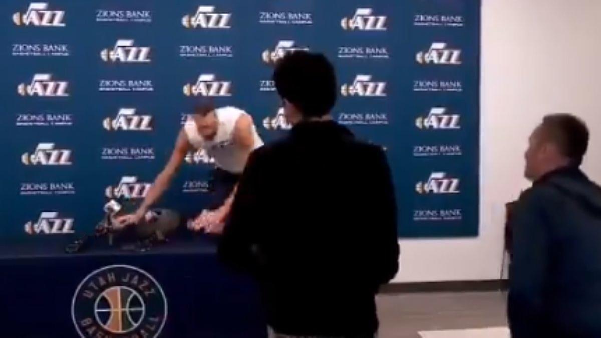 Así manoseó los micros y grabadoras de los periodistas el pívot galo, hoy positivo, Rudy Gobert, en una rueda de prensa el lunes pasado.