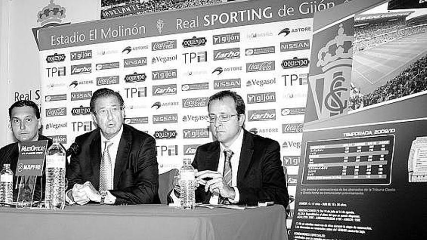 De izquierda a derecha, García Amado, Vega-Arango y Carlos Barcia, durante la presentación de los nuevos abonos.