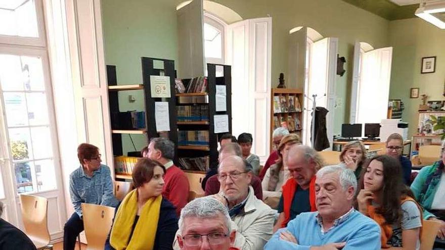 Público asistente a la charla en la biblioteca castropolense.