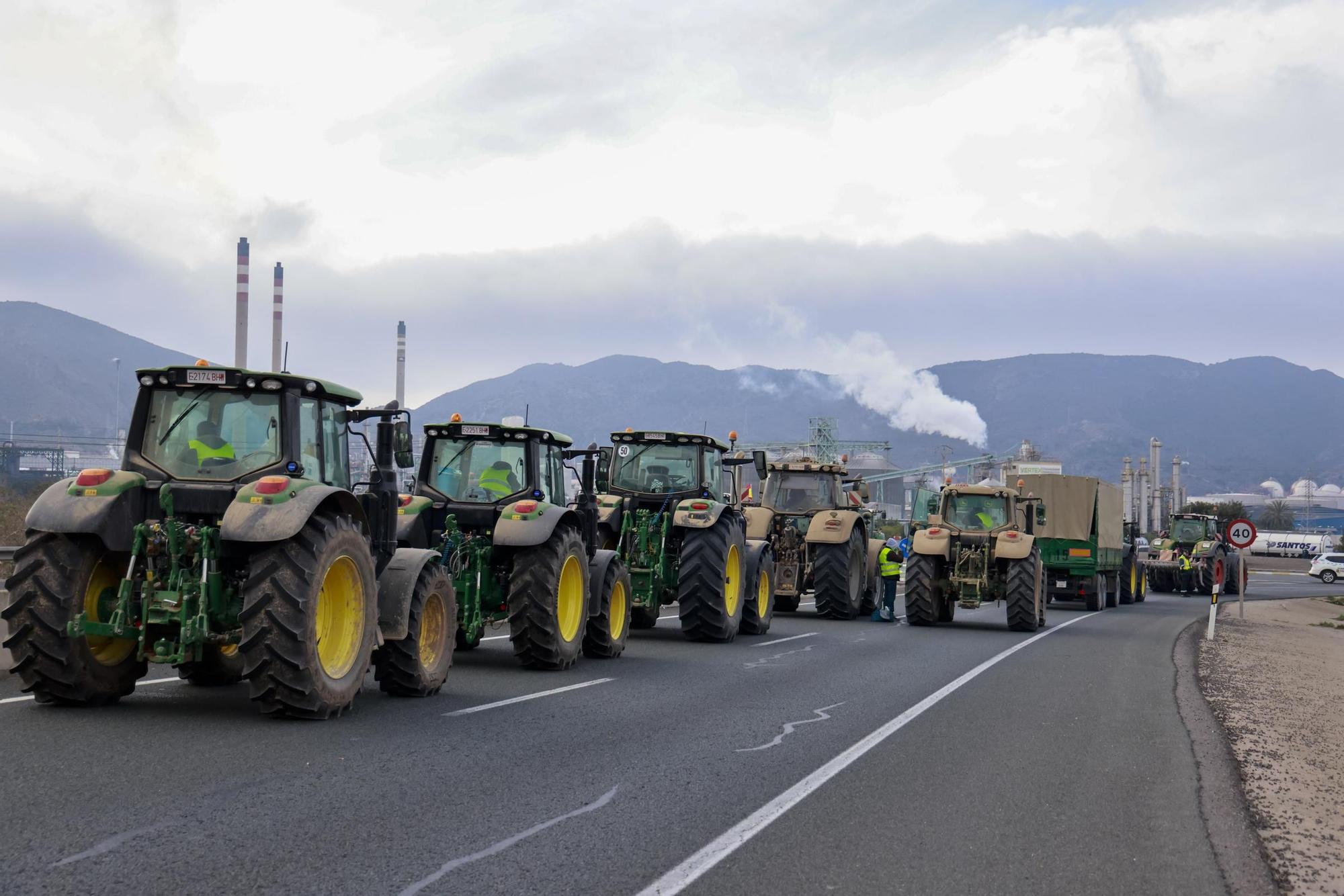 Las imágenes de la protesta de agricultores que ha colapsado el tráfico en Murcia